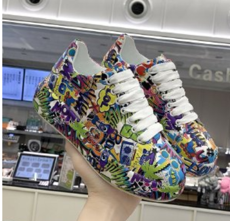 Damen-Sneaker mit Graffiti-Design und Schichtoptik